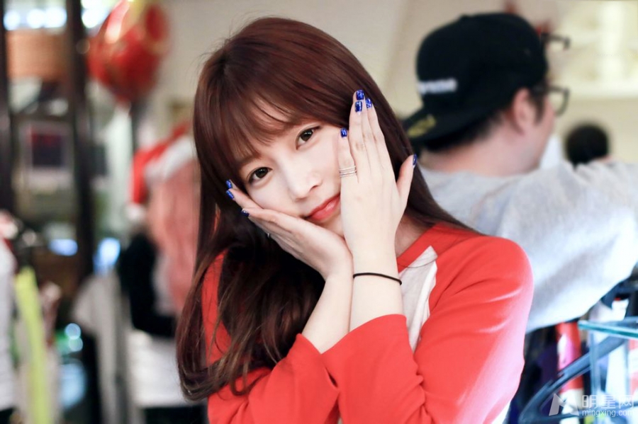 点击大图看下一张:朴素妍“魔镜