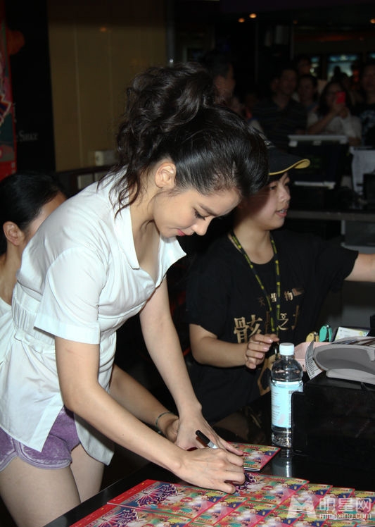 点击大图看下一张：徐若瑄着齐臀短裤秀性感 遇疯狂粉丝频骚扰(8)