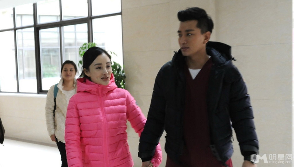 点击大图看下一张:李小璐贾乃亮牵手亮相 搞怪卖萌秀恩爱(9)