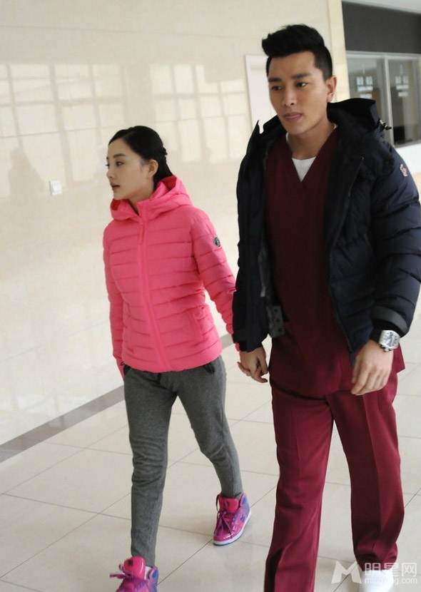 点击大图看下一张:李小璐贾乃亮牵手亮相 搞怪卖萌秀恩爱(13)