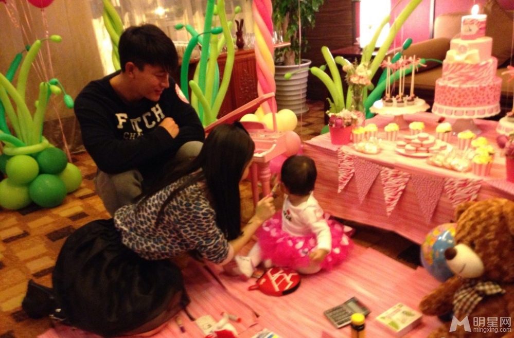 点击大图看下一张：李小璐贾乃亮为女儿庆一岁生日 梦幻温馨(2)