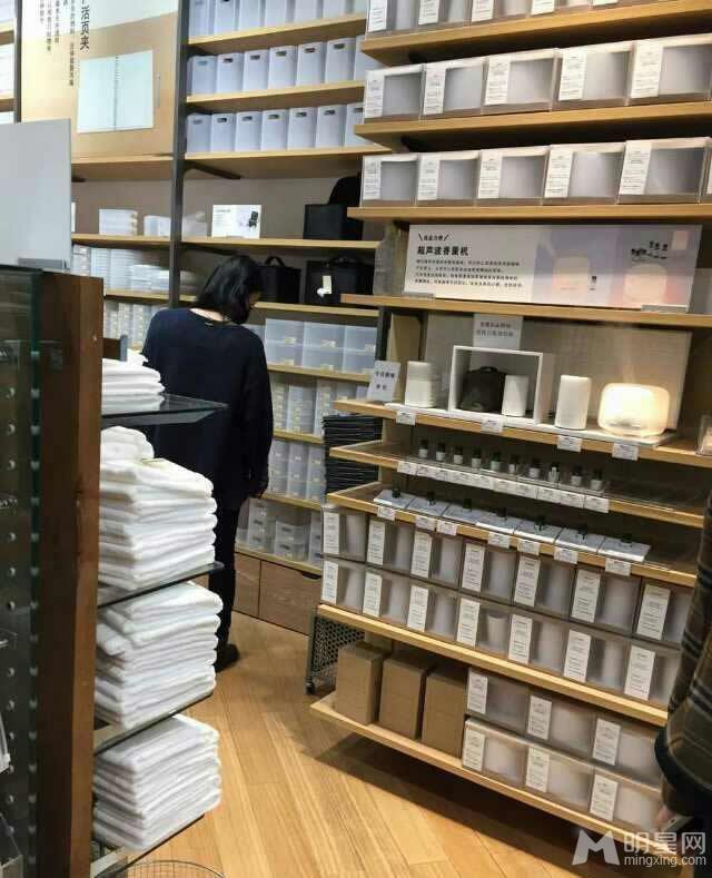 点击大图看下一张:天后王菲又一波生活照 身材纤细毫无孕相(2)