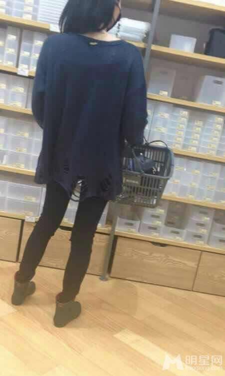 点击大图看下一张:天后王菲又一波生活照 身材纤细毫无孕相(5)