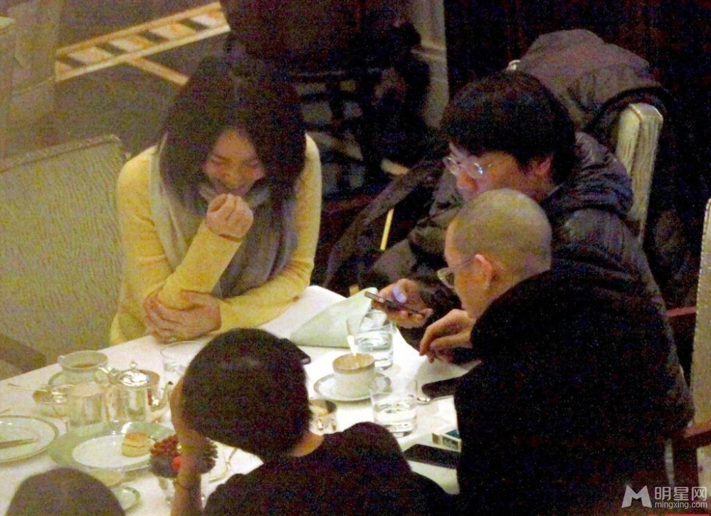 点击大图看下一张：王菲上海与友人聚餐 仍戴婚戒心情靓(2)