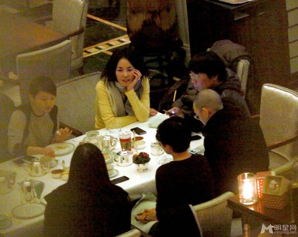 点击大图看下一张：王菲上海与友人聚餐 仍戴婚戒心情靓(3)
