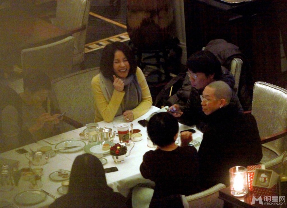 点击大图看下一张：王菲上海与友人聚餐 仍戴婚戒心情靓(4)