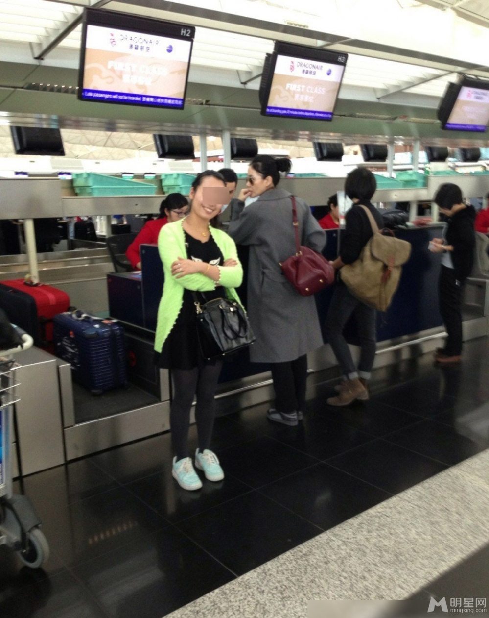 点击大图看下一张：王菲墨镜遮面现身香港机场 成路人合影背景板(4)