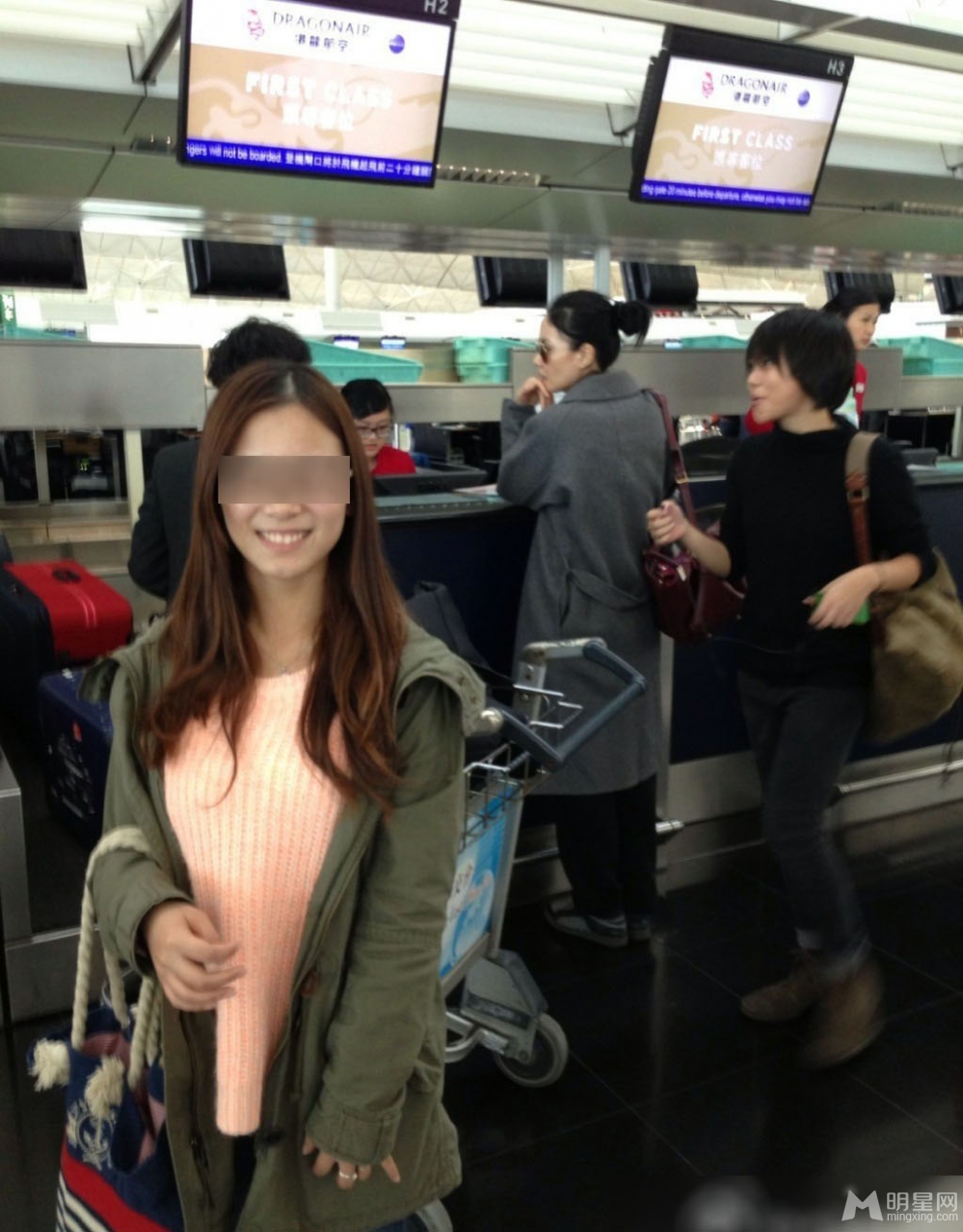 点击大图看下一张：王菲墨镜遮面现身香港机场 成路人合影背景板(7)