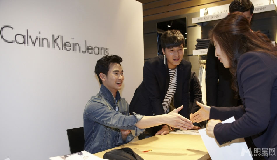 点击大图看下一张:金秀贤帅气亮相 亲切笑容秒杀粉丝(0)