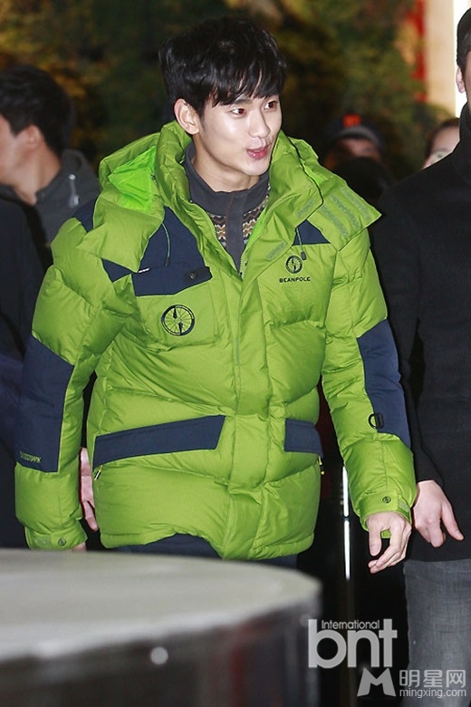 点击大图看下一张：金秀贤首尔粉丝签名会 面带微笑帅气来袭(12)