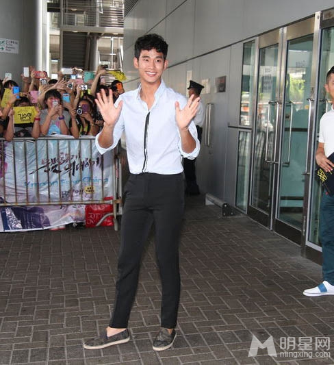 点击大图看下一张：金秀贤帅气现身香港机场 现场热情与粉丝活动(2)