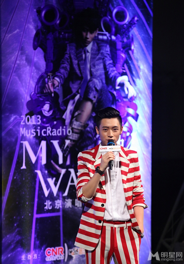点击大图看下一张：魏晨条纹西装宣传MyWay北京演唱会 (3)