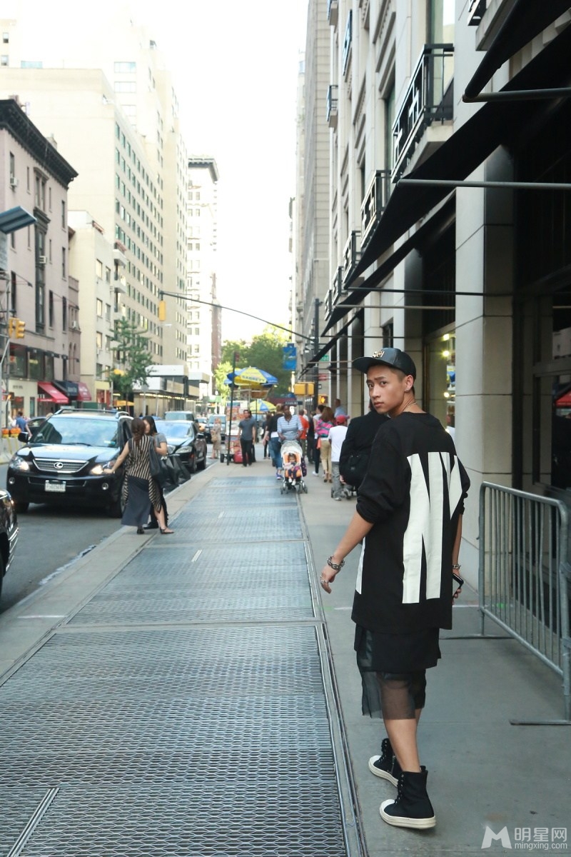点击大图看下一张：魏晨纽约全新街拍 潮流造型引领时尚(4)