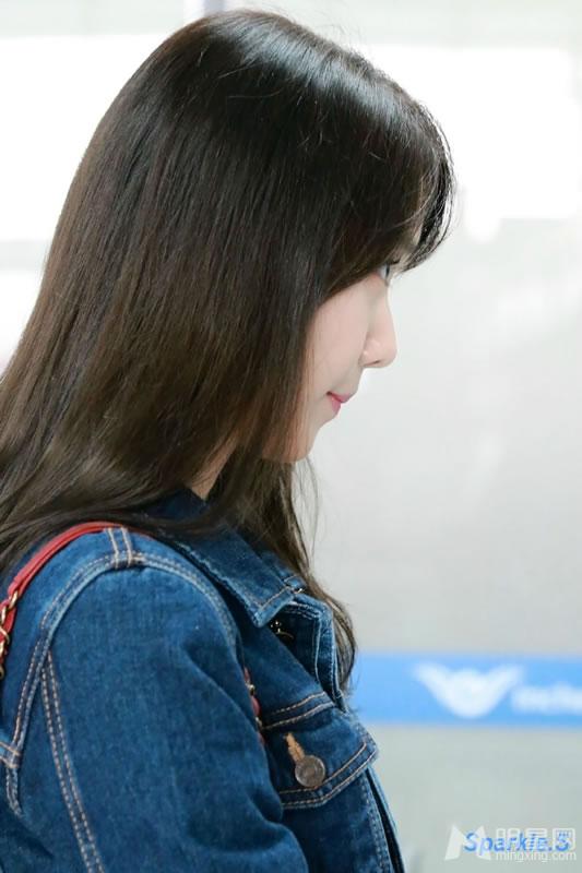 点击大图看下一张:少女时代允儿素颜机场照 撩发抿嘴自然清新(6)