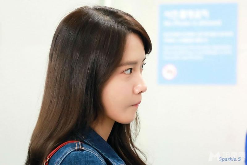 点击大图看下一张：少女时代允儿素颜机场照 撩发抿嘴自然清新(7)