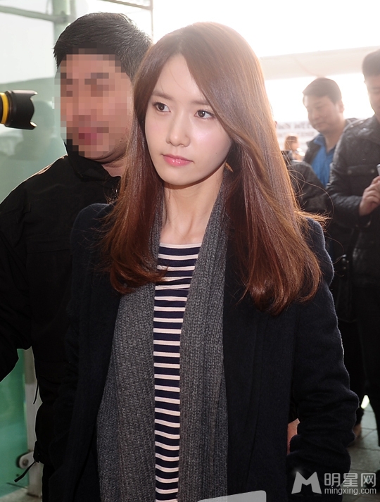 点击大图看下一张:少女时代为游戏代言现身机场 黑超遮面潮范十足(13)