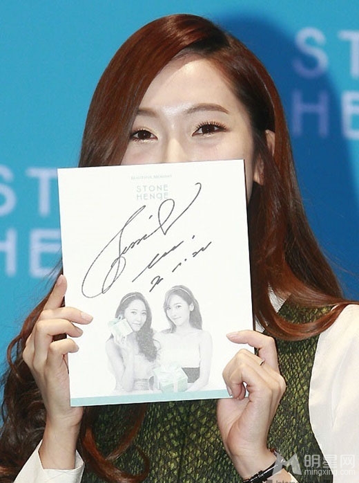 点击大图看下一张：少女时代Jessica出席粉丝签名会 白纱皮裙秀时尚(3)