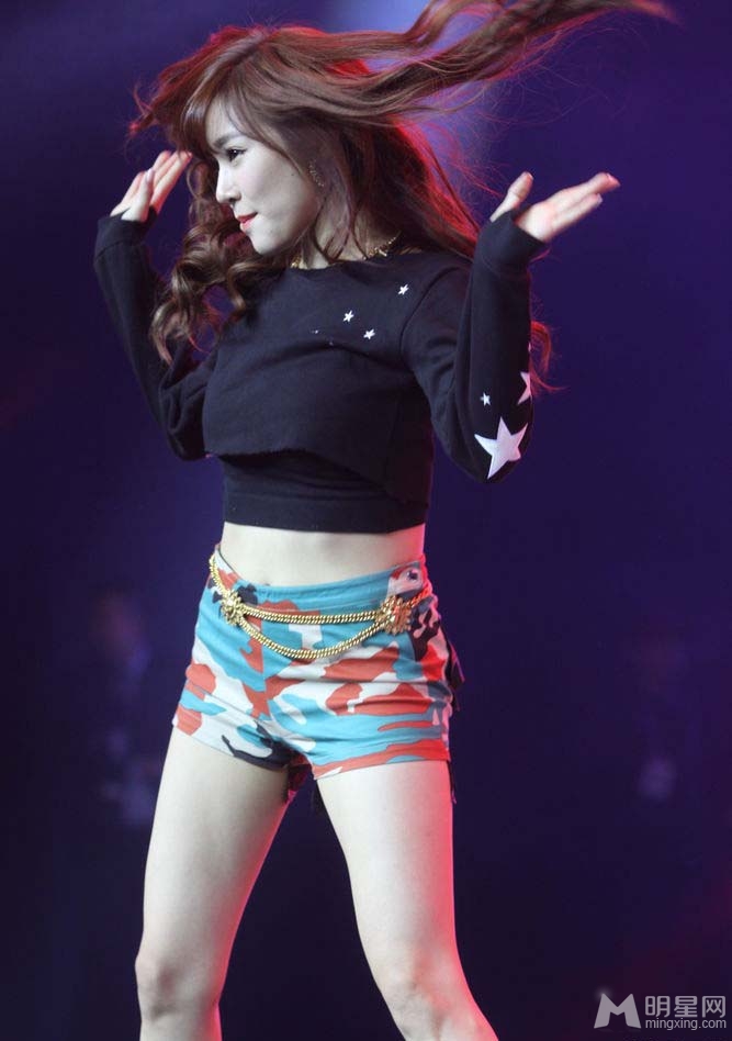 点击大图看下一张:少女时代上海代言游戏 露蛮腰秀玉腿性感惹火(11)