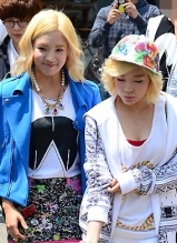 少女时代成员孝渊和Sunny清凉亮相某活动