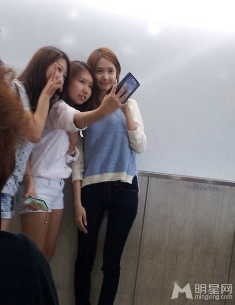 点击大图看下一张：少女时代允儿东国大学上课引学生围观拍照(5)