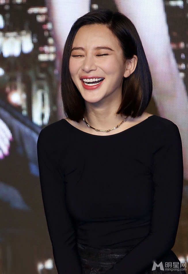 点击大图看下一张:李小璐甘薇助阵女人帮妞儿发布会 为戏献吻(2)