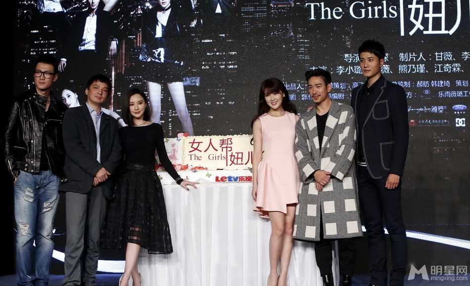 点击大图看下一张:李小璐甘薇助阵女人帮妞儿发布会 为戏献吻(4)