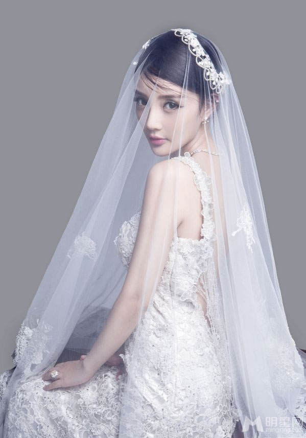 点击大图看下一张：李小璐唯美婚纱大片 前凸后翘完美新娘(0)