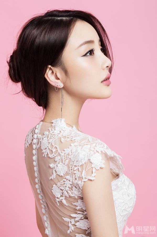 点击大图看下一张：李小璐唯美婚纱大片 前凸后翘完美新娘(7)
