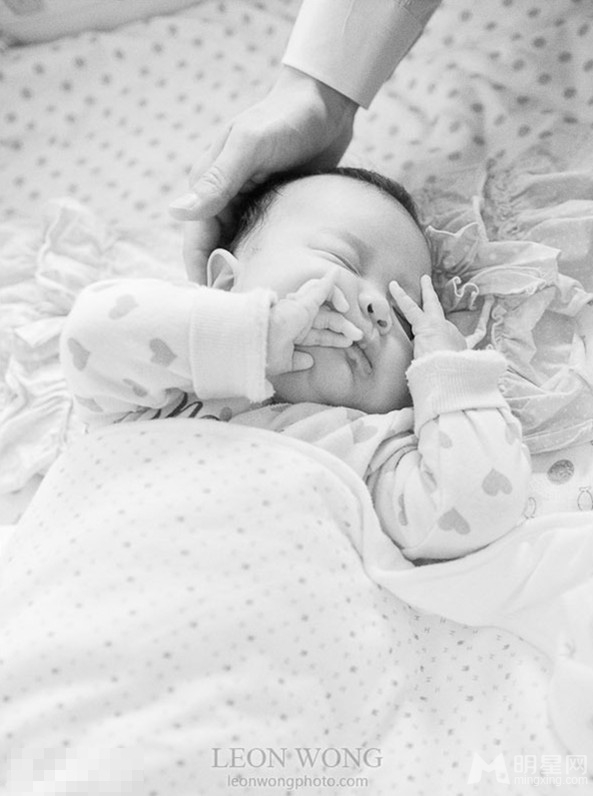 点击大图看下一张：贾乃亮李小璐爱女百日近照遭曝光(8)