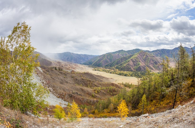 点击大图看下一张：新疆阿尔泰山自然风景图片