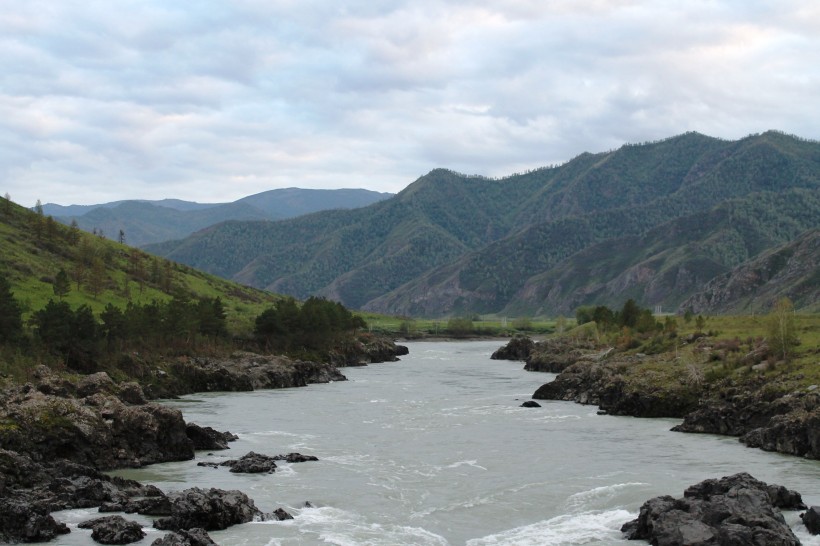 点击大图看下一张：新疆阿尔泰山自然风景图片
