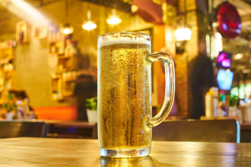 点击大图看下一张：玻璃杯里的啤酒图片