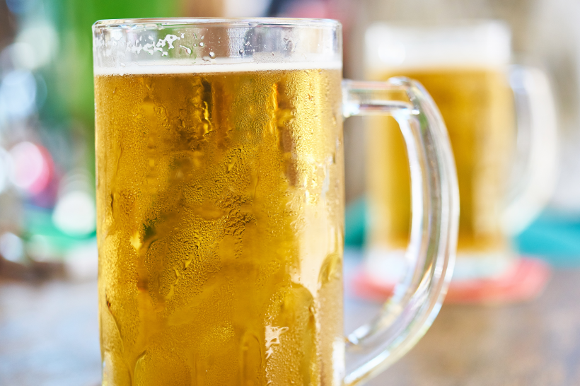 点击大图看下一张：玻璃杯里的啤酒图片