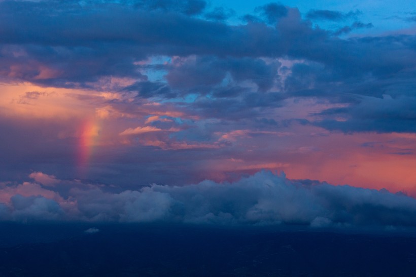 点击大图看下一张：绚丽夺目的彩虹图片