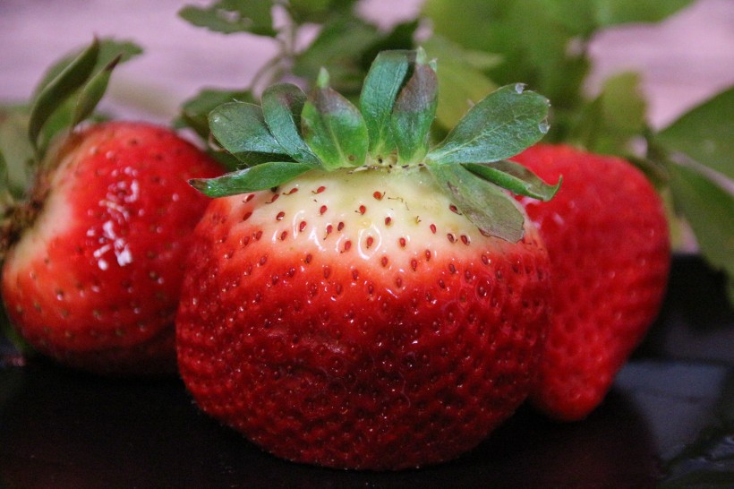 点击大图看下一张：鲜红可口营养丰富的草莓图片