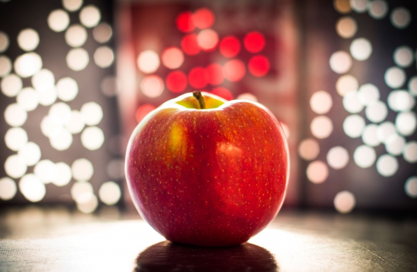 点击大图看下一张：红彤彤营养丰富的苹果图片