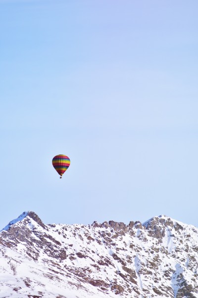 点击大图看下一张：天空中飘荡的热气球图片