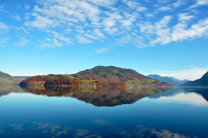 点击大图看下一张：美丽的湖泊倒影风景图片
