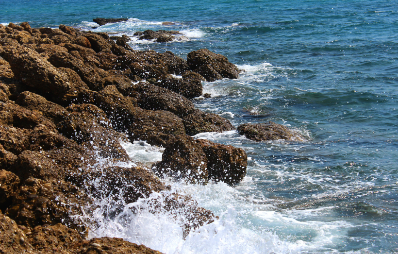 点击大图看下一张：经历风浪的海边礁石图片