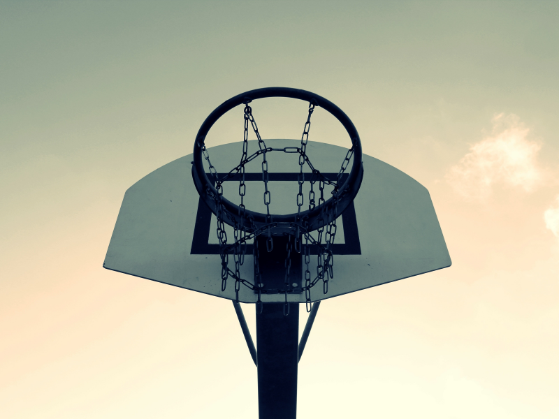 点击大图看下一张：篮球架上的篮球框图片