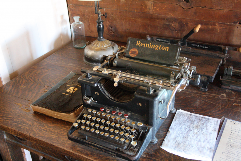 点击大图看下一张：老式古董打字机图片