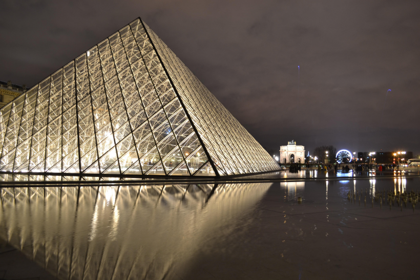 点击大图看下一张：法国卢浮宫建筑风景图片