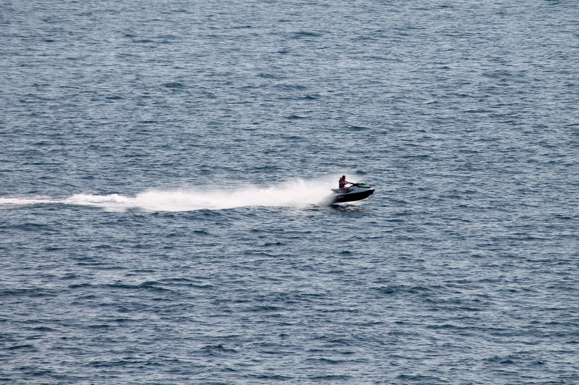 点击大图看下一张：刺激的水上摩托艇图片