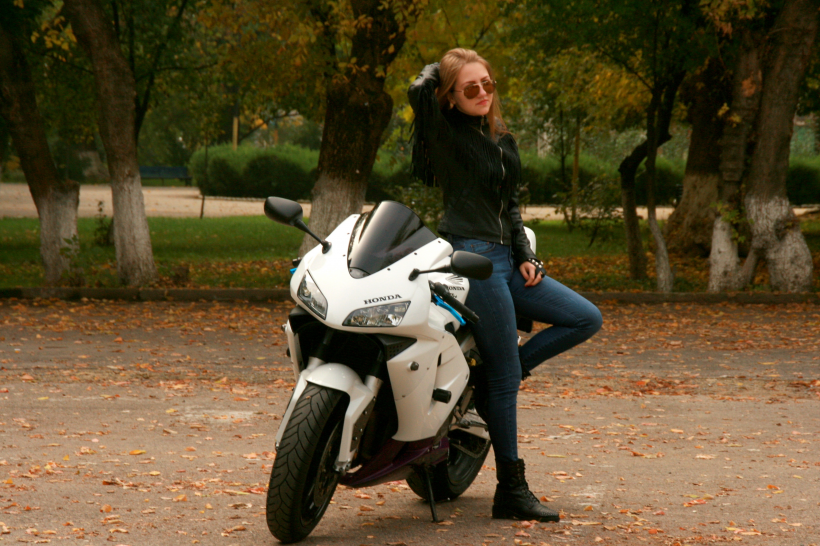点击大图看下一张：白色摩托车和美女的摆拍图片