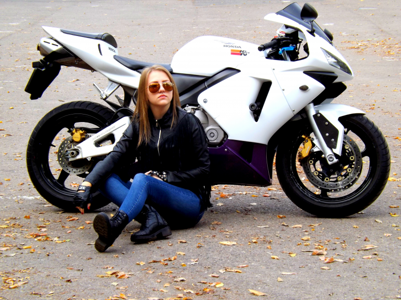 点击大图看下一张：白色摩托车和美女的摆拍图片