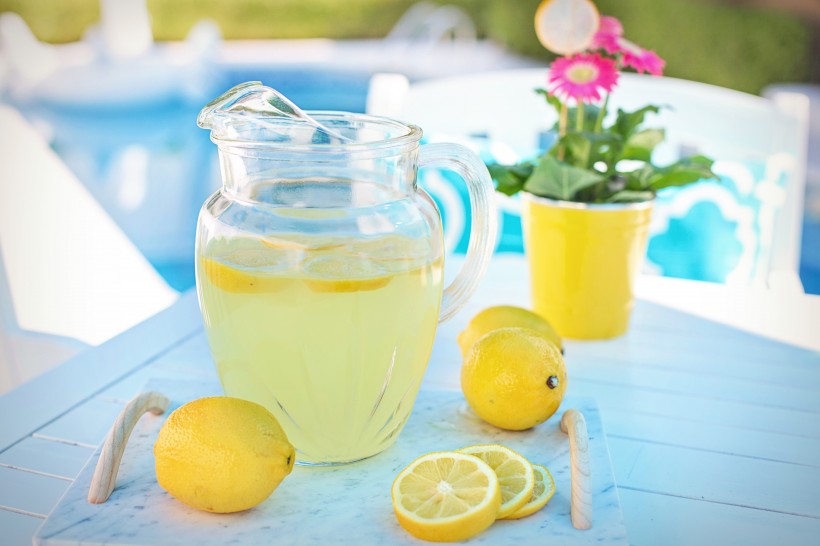 点击大图看下一张：酸甜爽口美容养颜的柠檬水图片