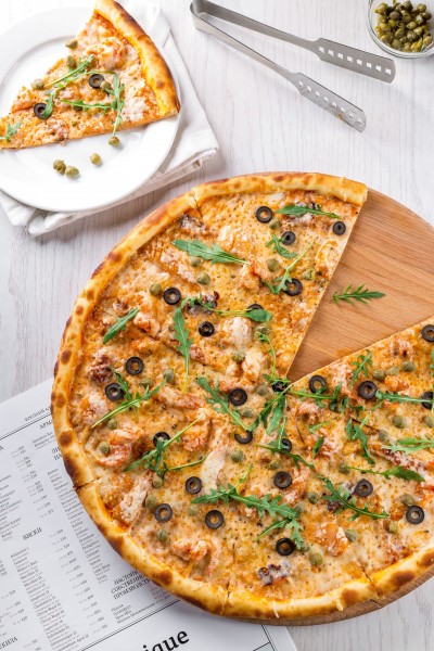 点击大图看下一张：松软好吃的披萨图片