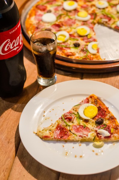 点击大图看下一张：松软好吃的披萨图片
