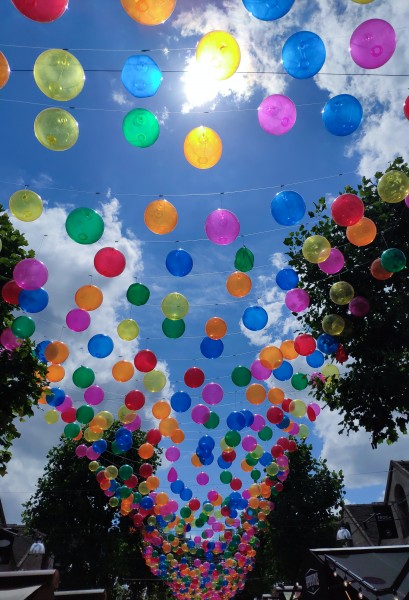 点击大图看下一张：五颜六色装点气氛的气球图片