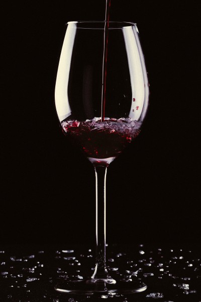点击大图看下一张：玻璃高脚杯里醉人的红酒图片